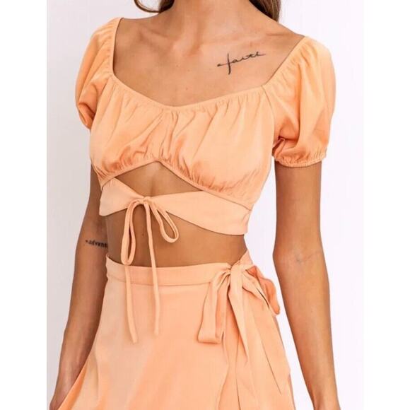 Le Lis Peach Puffed Short Sleeve Front Tie Elastic Neck Sleeve Crop Top L - Picture 15 of 15